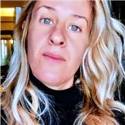 Insegnante di yoga, lingua inglese e italiana, madrelingua italiana, vissuta all'estero 10 anni. Esperienza nell'insegnamento, anche online, sia ad adulti che a bambini